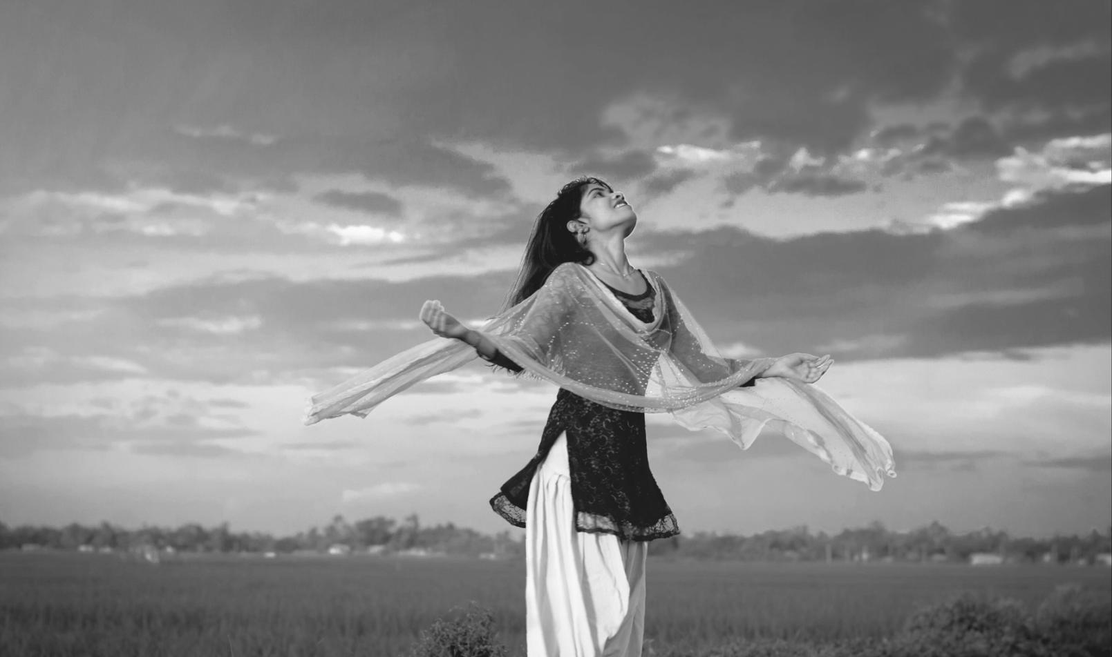 Danzatore che esprime movimento fluido in studio
