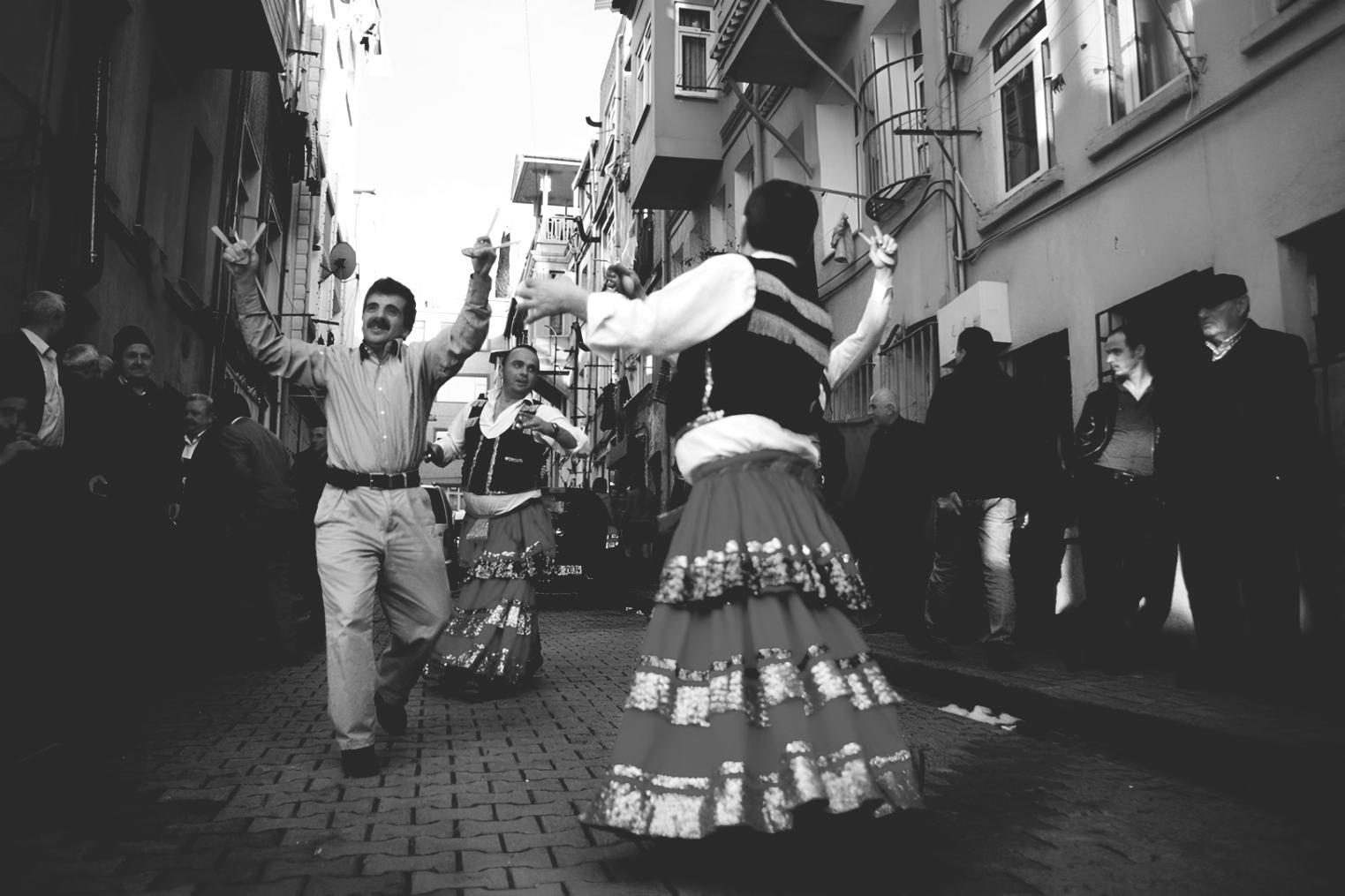 Danzatori durante una performance contemporanea innovativa