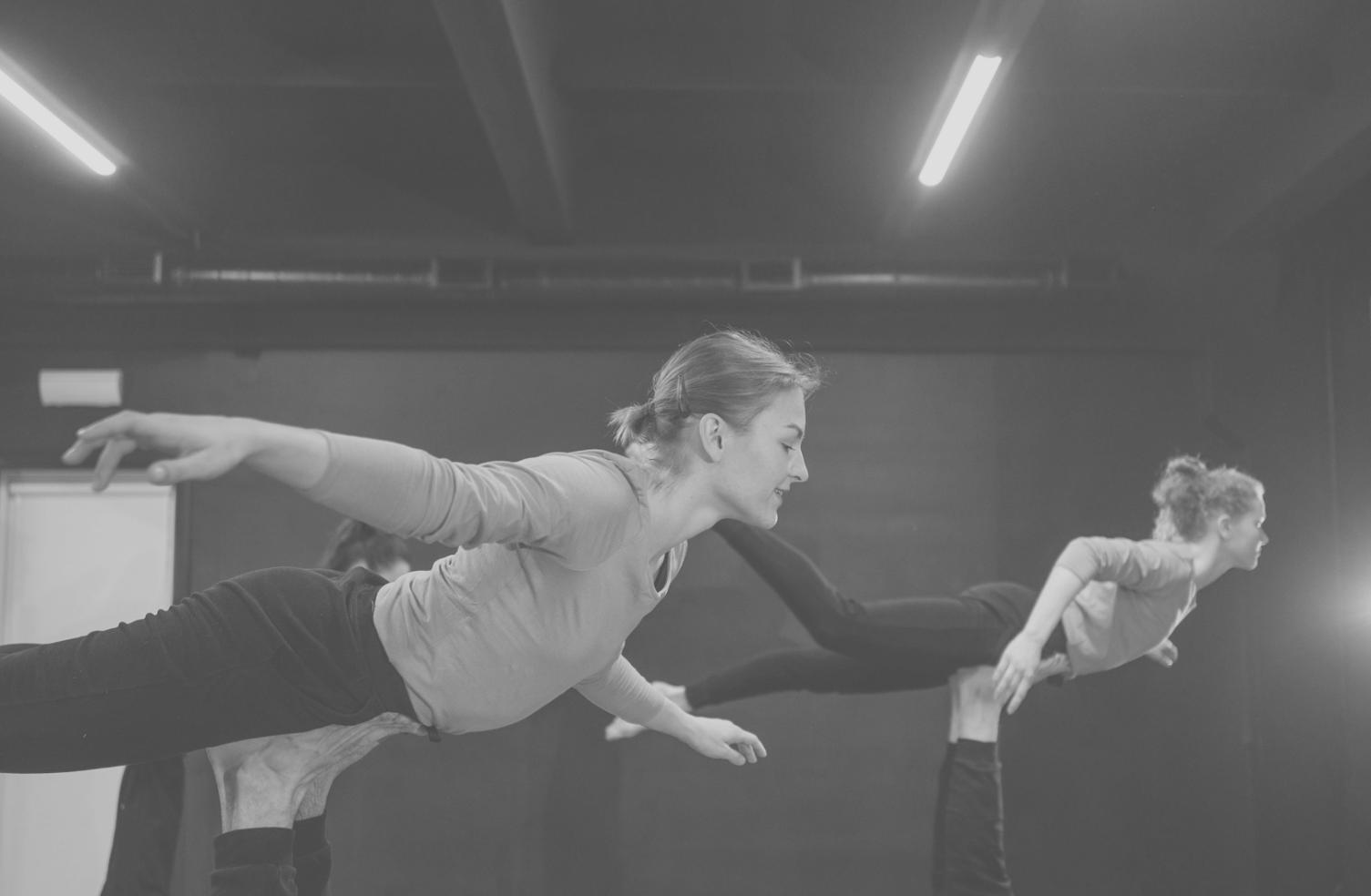 Performance di danza contemporanea con gioco di luci